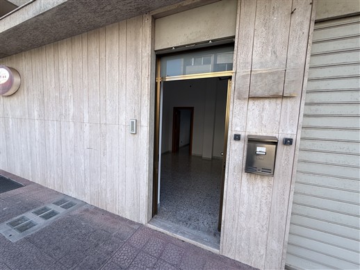 Locale Categoria Catastale A/10. Piano Terra, Ingresso Indipendente.